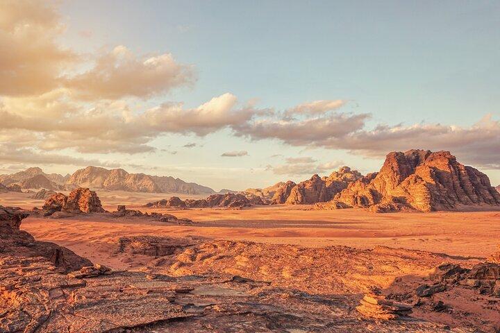 Randonnée privée d'une journée complète dans la montagne du Wadi Rum avec déjeuner