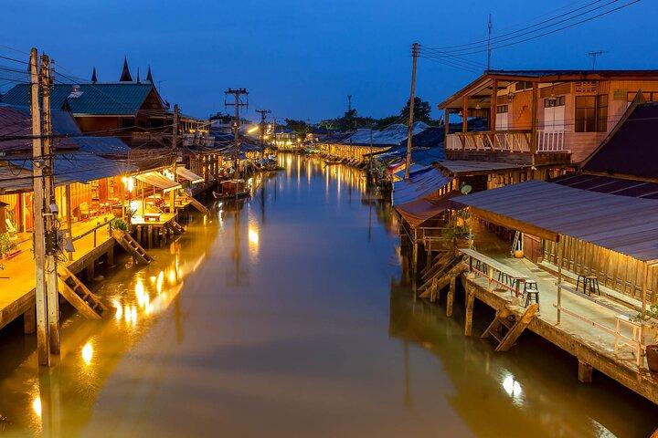 Bangkok : Amphawa Float Market & Maeklong Railway Evening Tour