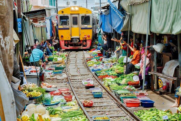 Bangkok : Mercado de flotadores de Amphawa & Tour nocturno en tren de Maeklong