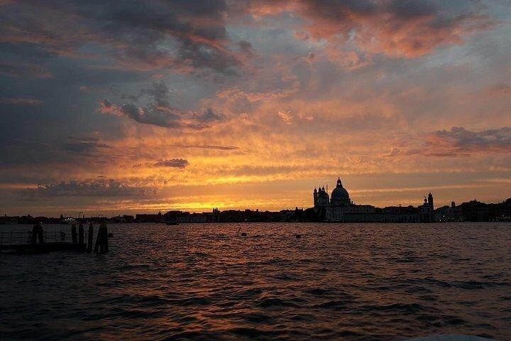 Paseo en barco tradicional al atardecer con Prosecco