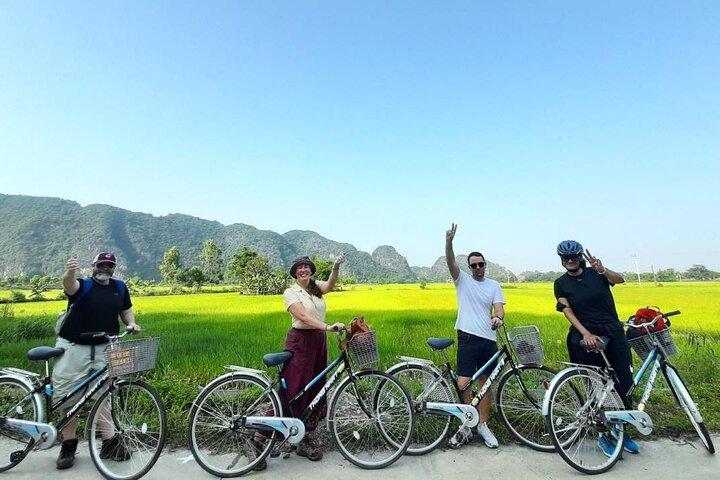 ハノイからのニンビン遺産旅行：ホアルー、トランアン、ムア洞窟