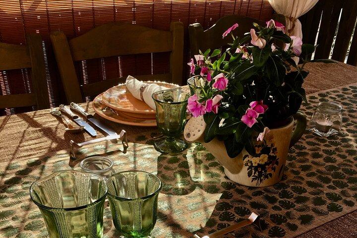 アクロポリスの景色を望むアテネのおいしいディナーとワインの組み合わせ