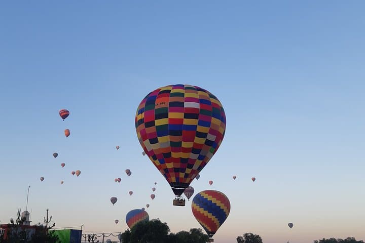 Flight in Globe, visit archaeological area, breakfast and transport