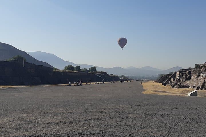 Flight in Globe, visit archaeological area, breakfast and transport