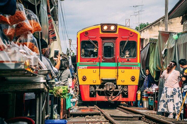 メークロン鉄道とダムヌン サドゥアック水上マーケット ツアー - 1 日