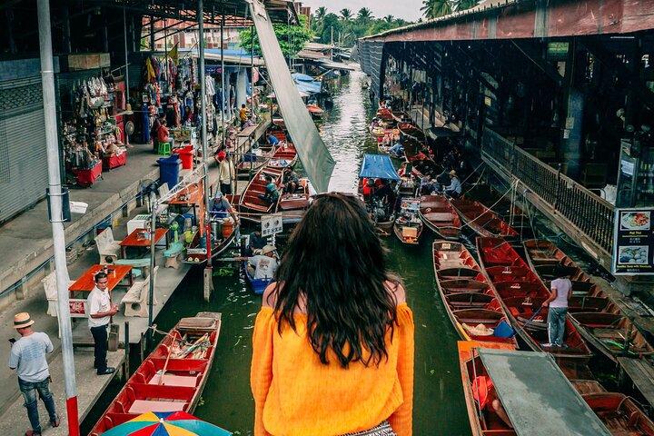 Tour por el ferrocarril Maeklong y el mercado flotante Damnoen Saduak – Día completo