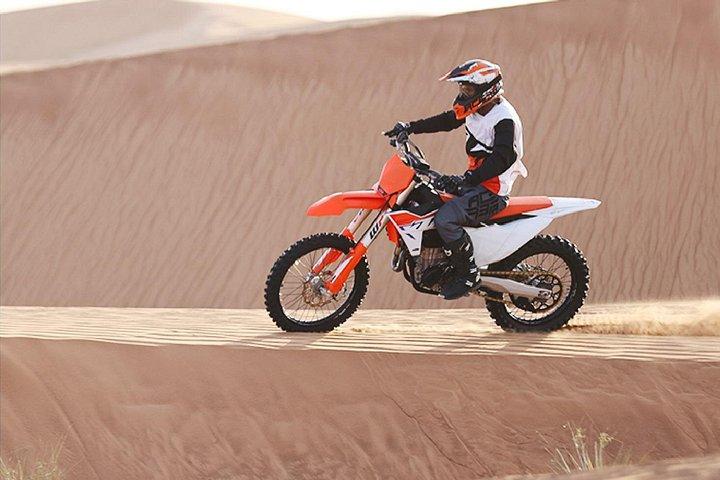 ドバイの 1 時間 KTM 450CC ダート バイク デザート アドベンチャー ツアー