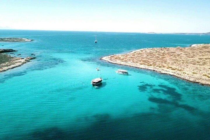 PAROSアンティパロス島＆デスポティコ島プライベートプレミアムボート旅行