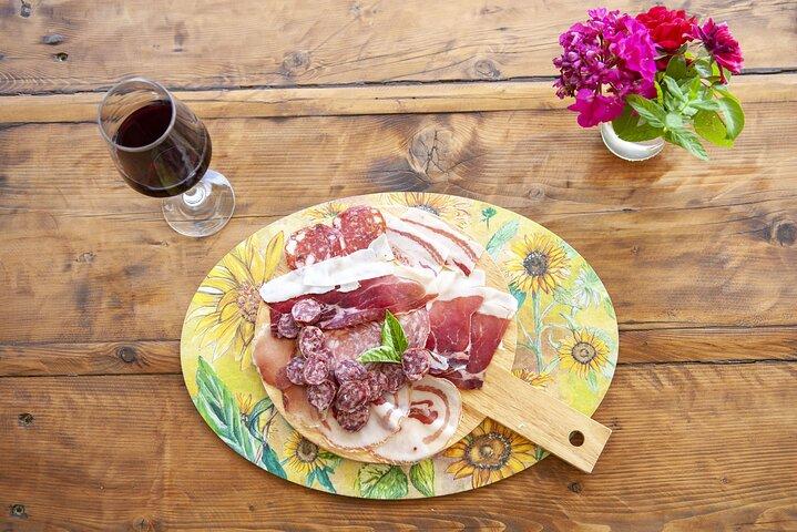 トスカーナ州モンテプルチャーノでの乗馬、農場でのランチ