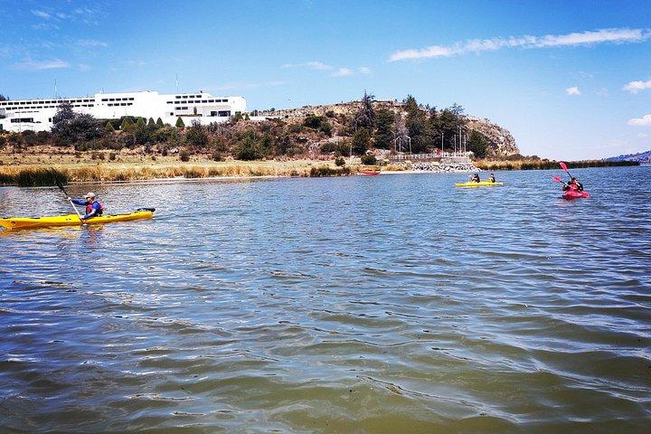 チチカカ湖でのカヤックでの日没時の 3 時間のルート