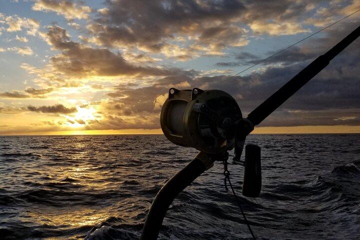 Charter di pesca privata al tramonto di 4 ore