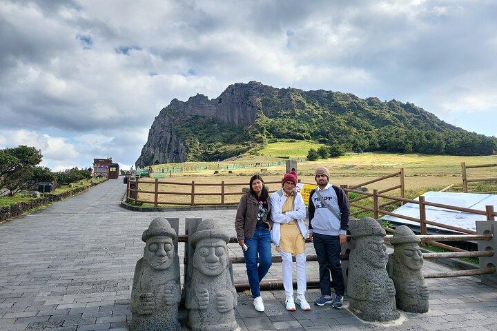 済州島の東、南、西全域を巡るプライベート日帰りツアー