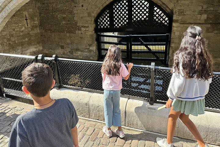 子供と家族向けの楽しくて教育的なロンドン塔ツアー