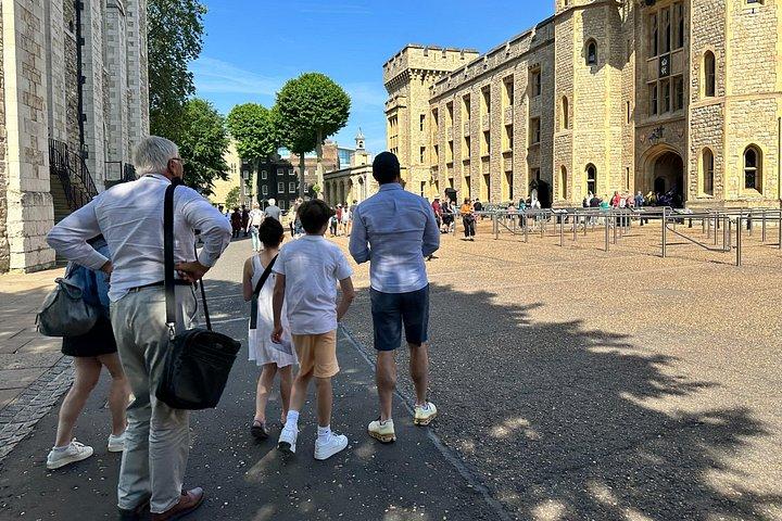 子供と家族向けの楽しくて教育的なロンドン塔ツアー