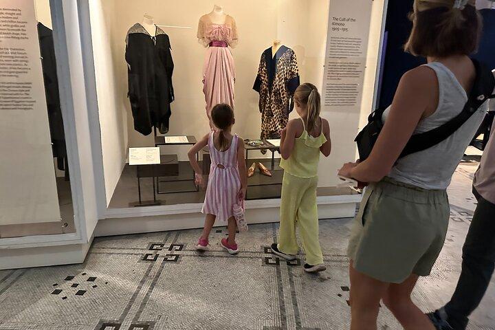 ロンドン V&A 博物館とケンジントン ガーデンの子供向けツアー
