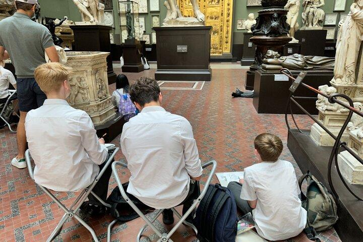 ロンドン V&A 博物館とケンジントン ガーデンの子供向けツアー