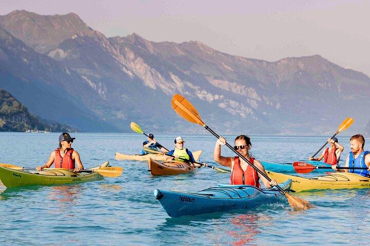 Kajaktur i Turquoise-sjön Brienz