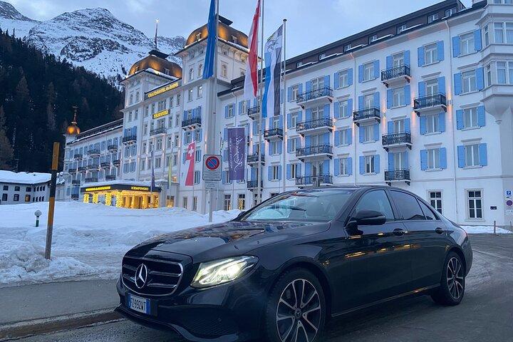 Stadt Como: Privater Transfer zum/vom Flughafen Malpensa
