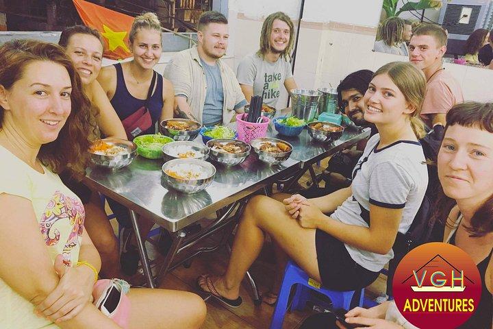 Exploração da cidade combinada com sabor de comida, passeio privado em moto