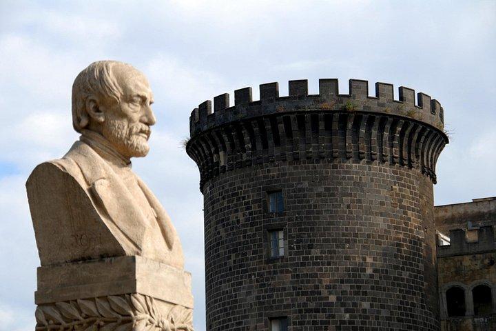 ナポリのスペイン人街と記念碑センターのツアー