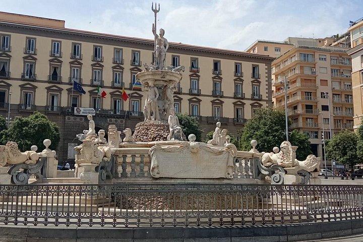 ナポリのスペイン人街と記念碑センターのツアー