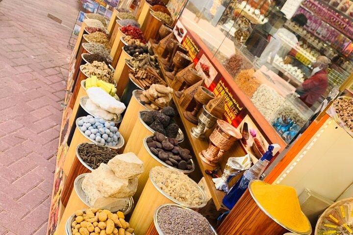 Explore Old Dubai Heritage Walking Tour Souk Abraride tradicional