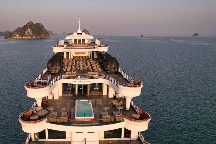 Halong Bay Luxus-Tagestour mit malerischen Inseln und Mittagessen