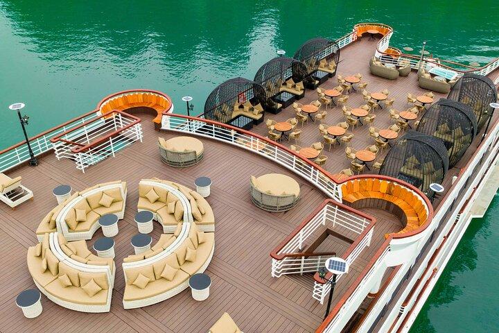 Halong Bay Luxus-Tagestour mit malerischen Inseln und Mittagessen