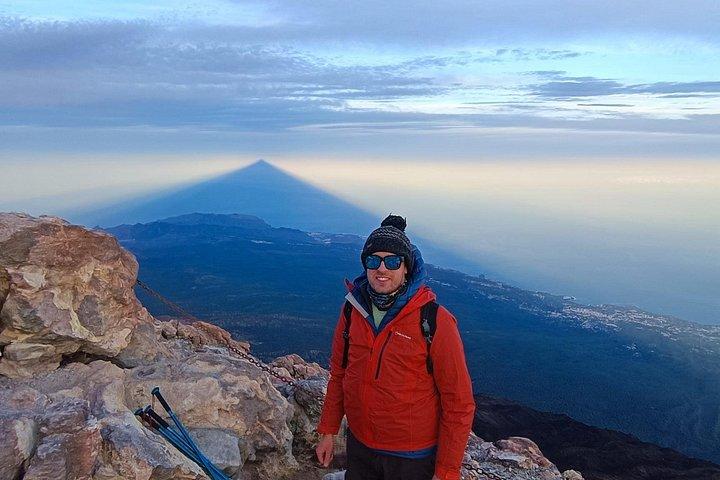 貞出山頂（3718m）へのナイトハイキング 3200mからの日の出