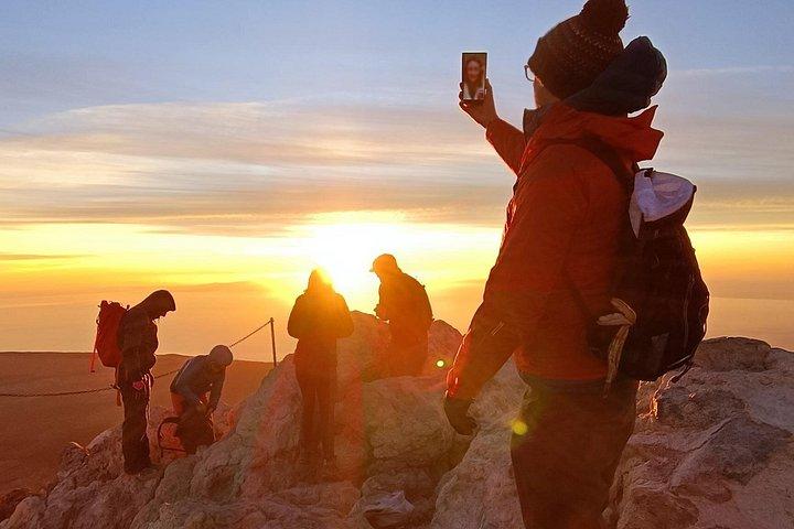 貞出山頂（3718m）へのナイトハイキング 3200mからの日の出