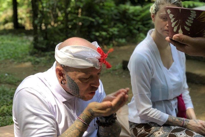 神聖なジャングル寺院バリでの浄化の儀式