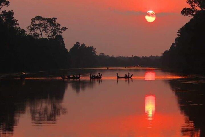Enjoy Angkor in a Gondola Boat Ride Day or Sunset Tour