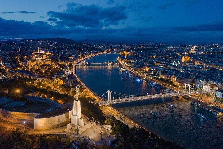 Budapest by Night Donaukryssning med Audio Guide och välkomstdrink