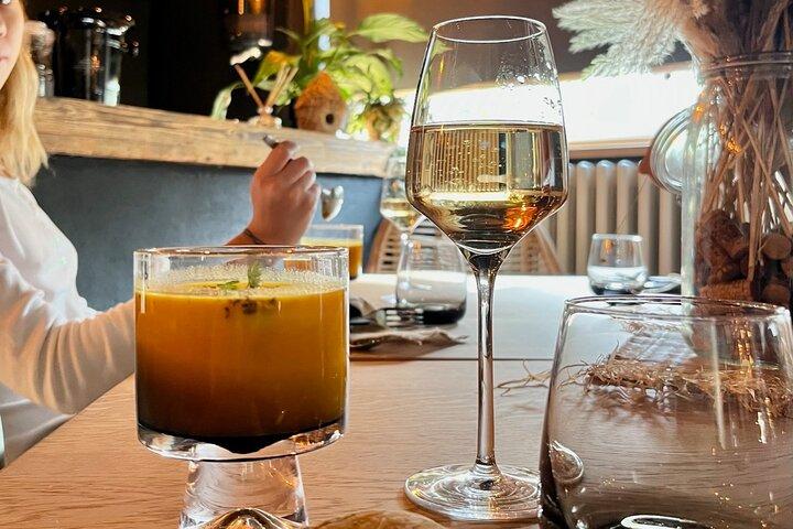 Fordybende rundvisning i vinkælderen, prøvesmagning og 100 % fordybende julemiddag