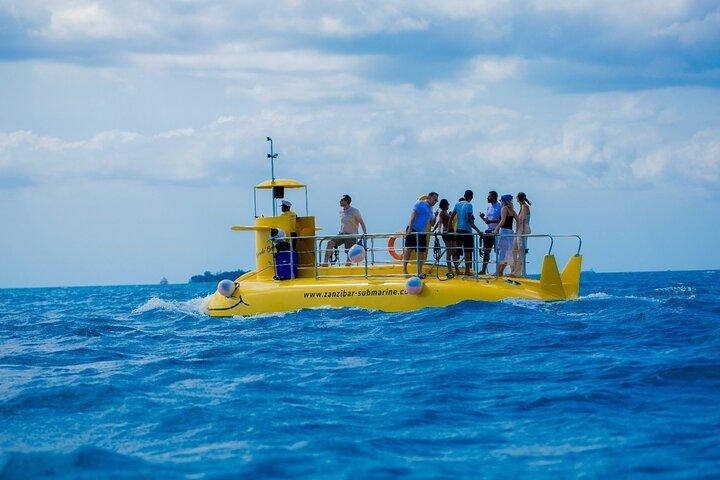 ザンジバル・サンセットクルーズ潜水艦海上体験ツアー