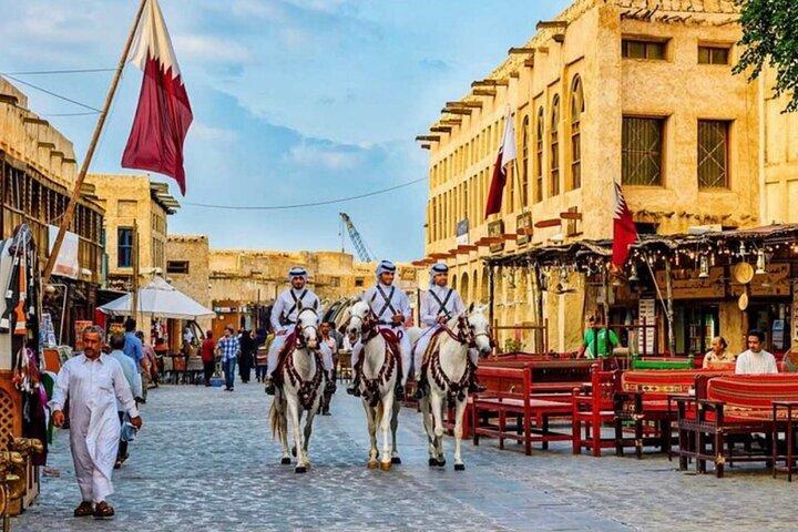 Explore o coração do Qatar em Doha City Tour com guia profissional