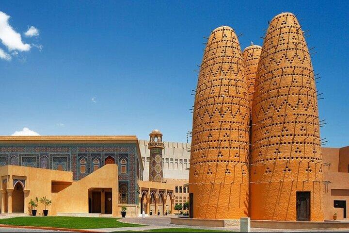 Explore o coração do Qatar em Doha City Tour com guia profissional