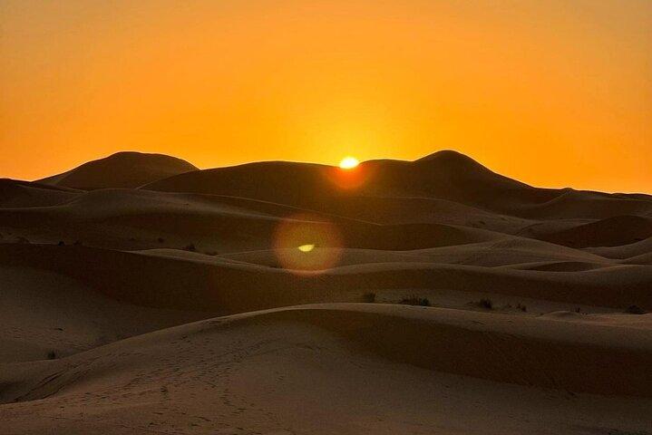 Pôr do sol e nascer do sol no deserto de Merzouga em passeio de camelo ou safáris de jipe