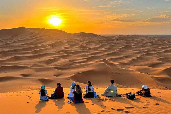 Pôr do sol e nascer do sol no deserto de Merzouga em passeio de camelo ou safáris de jipe