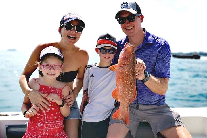 Partecipa alla pesca in yacht nelle isole meridionali di Singapore