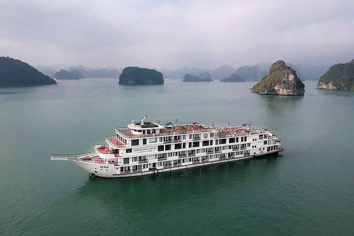CRUCERO EMBAJADOR El barco más grande del patrimonio de la bahía de Halong 2D1N