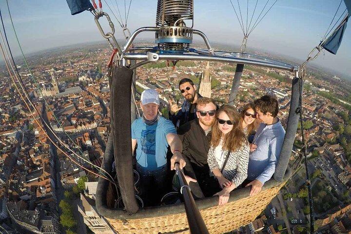 Hot Air Ballooning over centrum af Brugge