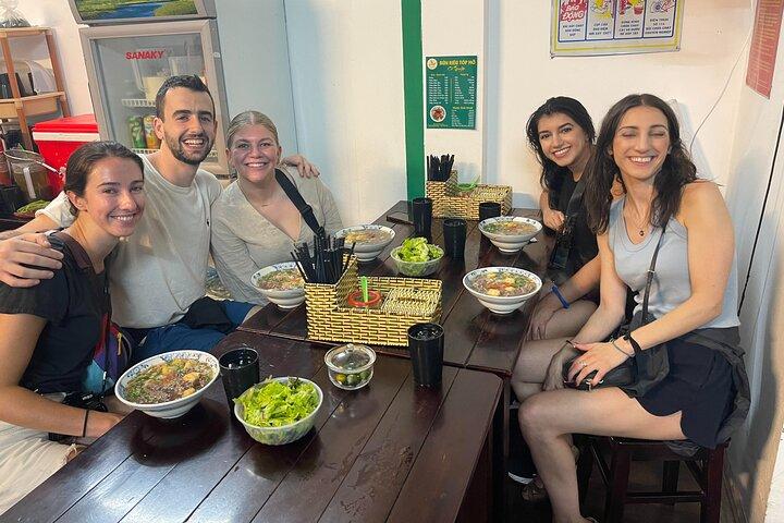 Excursão a pé pela comida de rua em trem de Hanói