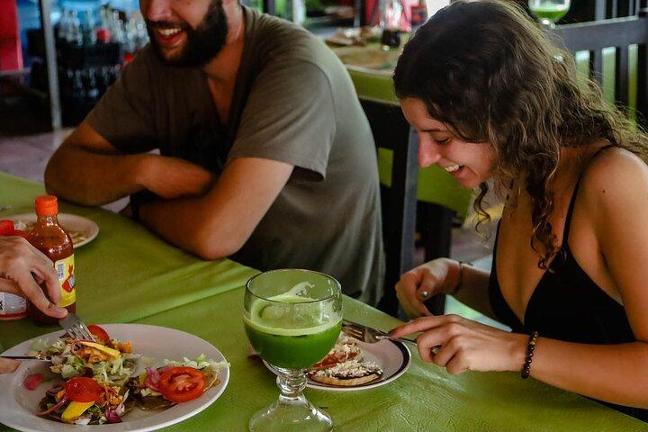 カンクン ウォーキング フード ツアー: 地元の食べ物、市場、ストリート アート。