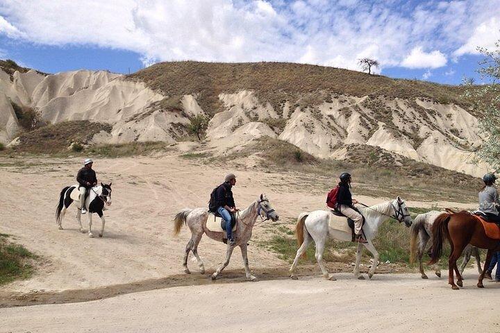 Cappadocia Tramonto a cavallo Passeggiate tra valli e camini delle fate
