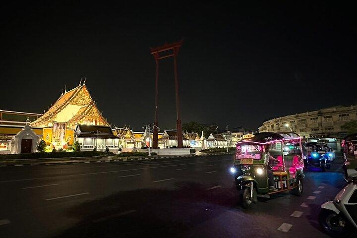 夜のバンコク：寺院、市場、フードトゥクトゥクツアー