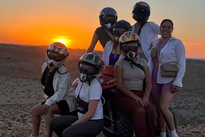 Pacchetto famiglia nel deserto di Agafay: giro in quad e cammello, cena con spettacolo