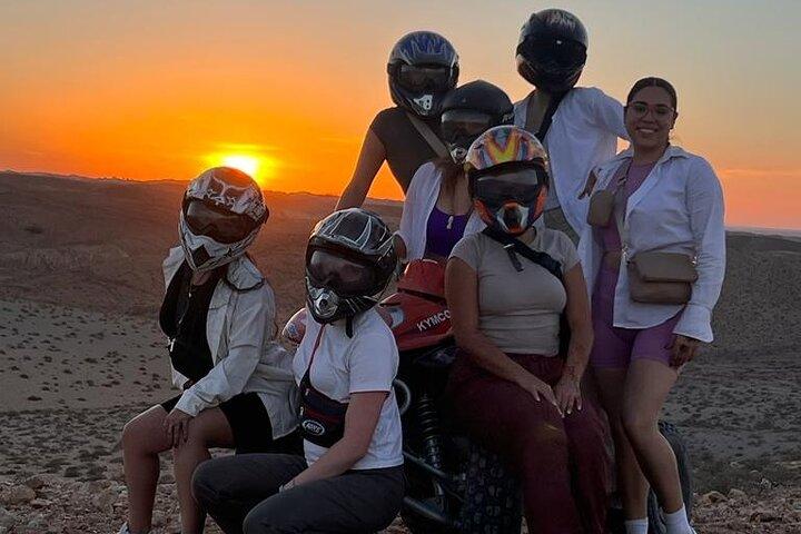 Spettacolo con cena magica e giro in cammello e quad nel deserto di Agafay