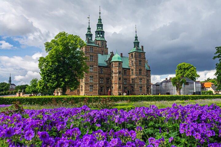 Spring køen over Rosenborg Slot og Haver Copenhagen Tour