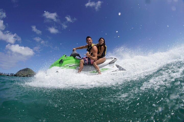 Experiencia de parasailing y moto acuática en la bahía de Maunalua